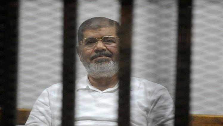 مرسي يدعو في المحاكمة بإزاحة الهم عن الأمة.. والقاضي يؤمن