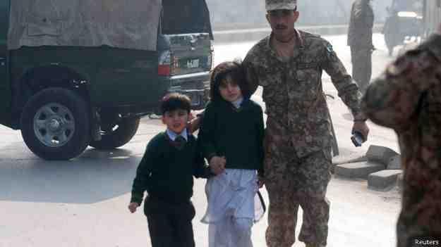 ارتفاع عدد قتلى الهجوم على المدرسة الباكستانية إلى 126