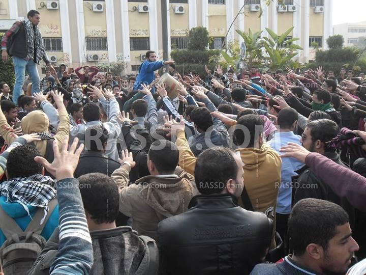 طلاب الأزهر يحيون ذكرى الشهيد عماد عفت من أمام إدارة الجامعة