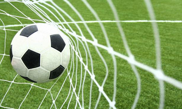 فيديو| مسعف يمنع الكرة من دخول الهدف في مرمى فريقه