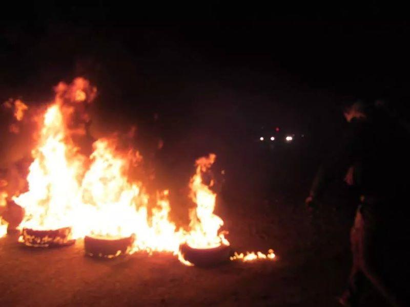 مجهولون يقطعون طريق صان الحجر بالشرقية