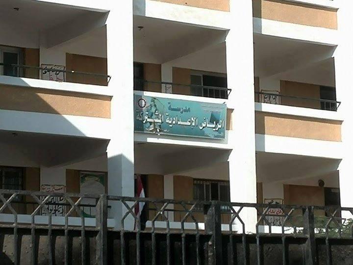 معلمة تهدد طلابها بالفصل إذا لم يضعوا صور السيسي على كراساتهم