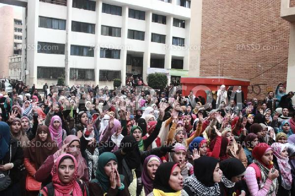 وقفة لطلاب مجمع نظرى بالإسكندرية والاستعداد لمسيرة ضخمة