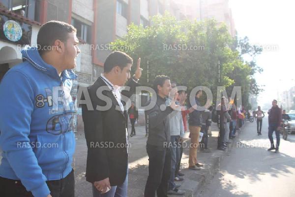 سلسلة بشرية بجامعة بورسعيد ضد الانقلاب