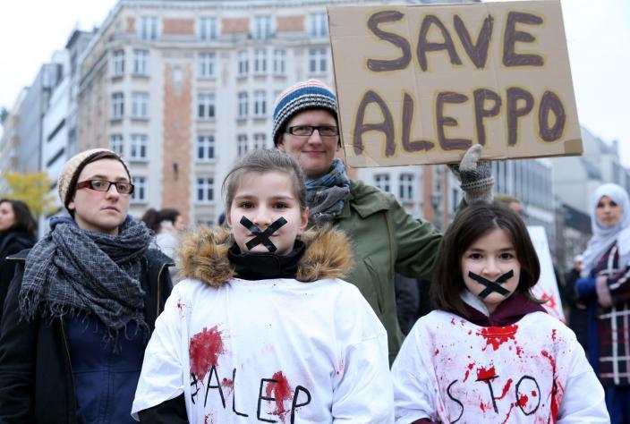 بالصور.. وقفات تضامنية مع حلب أمام مقر الاتحاد الأوروبي في بروكسل