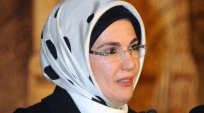 زوجة أردوغان نجمة أزياء