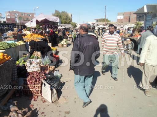 أزمة سوق ” الخميس ” مستمرة بالخارجة ، والباعة تتحدى الشرطة