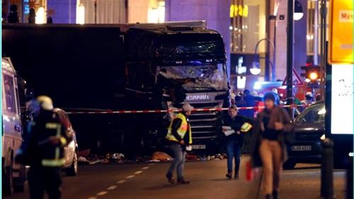 بالفيديو.. مقتل 9 وإصابة 50 في اقتحام شاحنة لسوق ببرلين