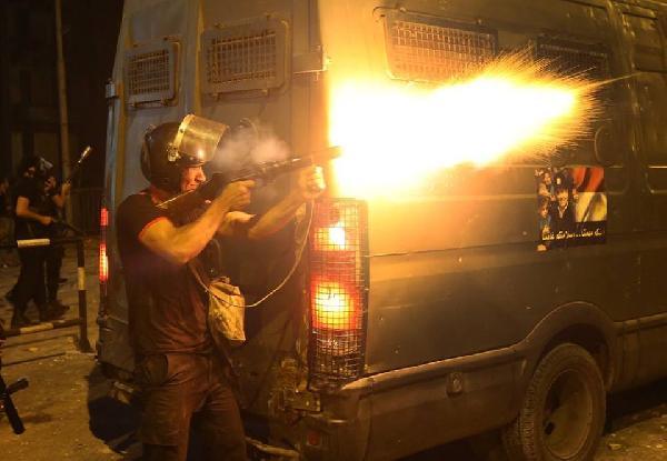 إطلاق القنابل المسيلة على مسيرة ضد الإنقلاب بأسوان