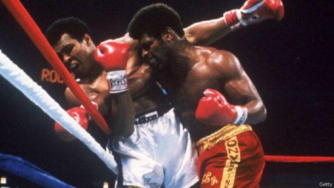 بطل العالم في الملاكمة يصاب بالتهاب رئوي