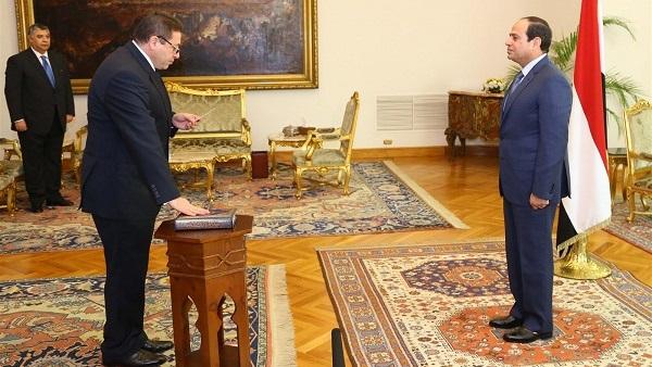 رئيس المخابرات الجديد يؤدي اليمين أمام قائد الانقلاب