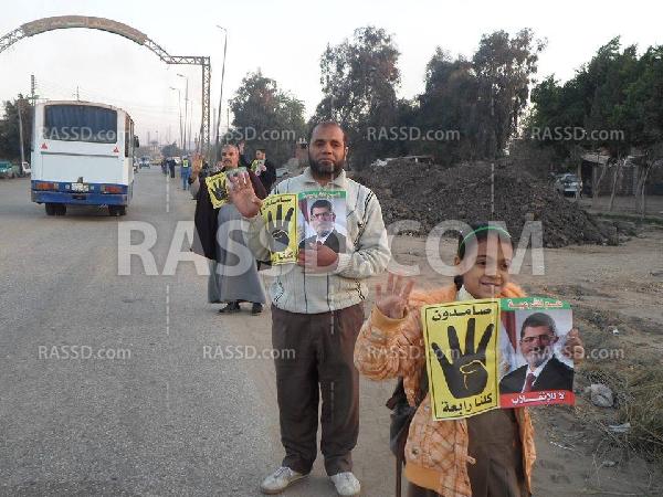 سلسة بشرية على طريق الأتوستراد بالصف رفضا للدستور الانقلابي