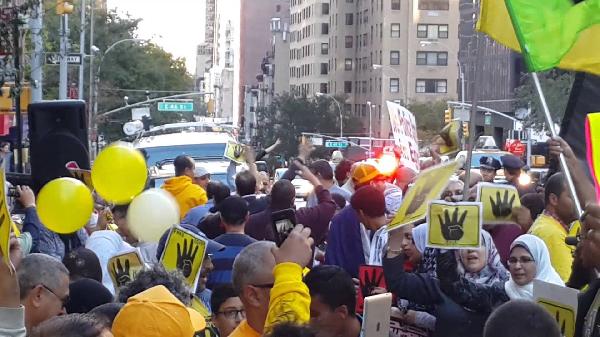 مصريون ضد الانقلاب بنيويورك يتظاهرون أمام مبني CNN