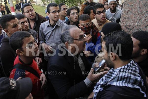 أستاذ بصيدلة الأزهر يسب الطلاب المضربين ويحاول التعدى عليهم