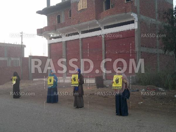 سلسة بشرية بقرية ميت حمل ببليس رفضا للدستور الانقلابى