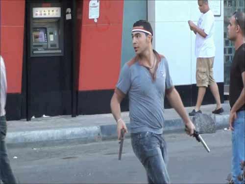 فيديو.. بلطجى لضابط : الوزير قال اضرب حى يا باشا