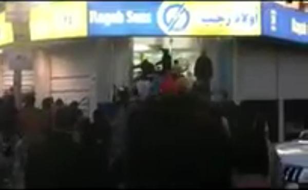 فيديو.. أنصار السيسي ينهبون محلات “أولاد رجب” بالمنصورة