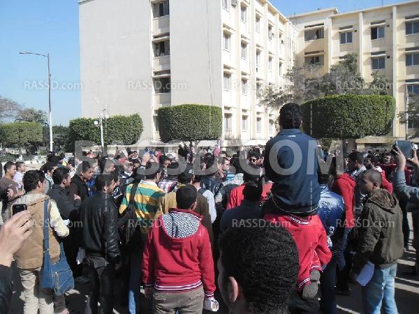 طلاب زراعة الأزهر يغلقون الكلية ردا على اقتحامها أمس