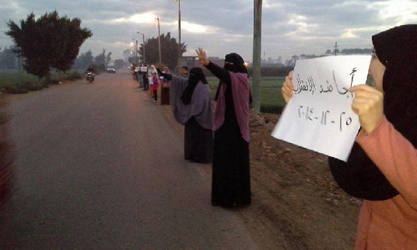 سلسلة بشرية بأجا رفضًا للاعتقالات ضد معارضي الانقلاب