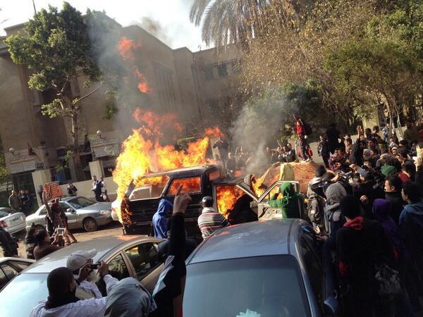 طلاب محتجون يضرمون النار في جامعة شمالي الخرطوم