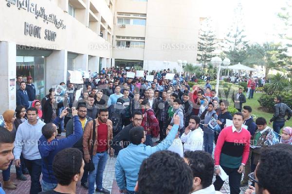 وقفة لطلاب الأكاديمية العربية بالإسكندرية