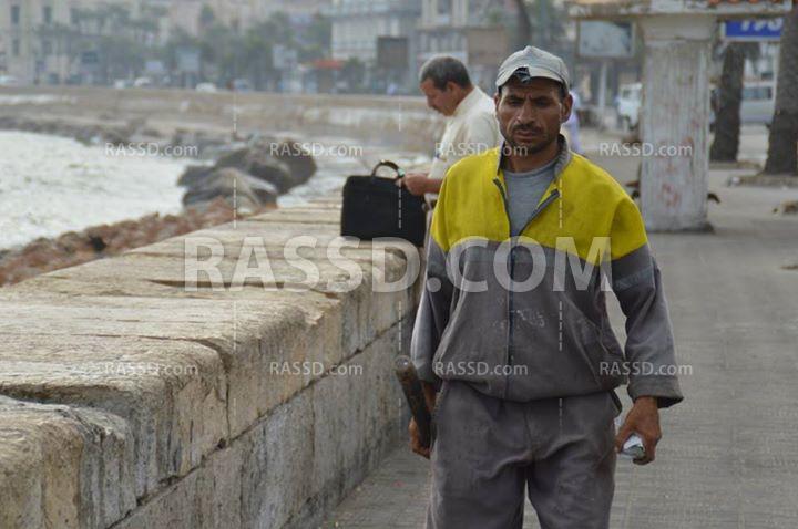 بالصور | عمال النظافة.. المنسيون بين أكوام القمامة