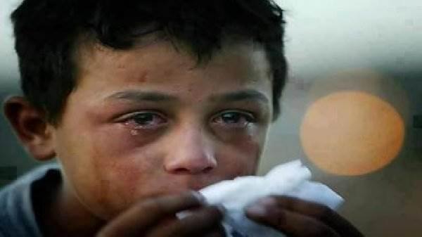 طفل يقطع شرايين يده بقسم شرطة هروبا من التعذيب