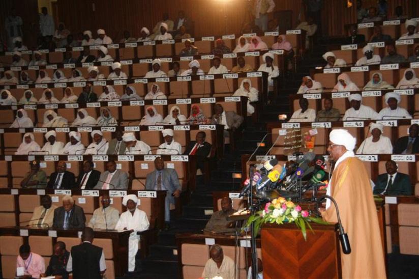 بعد 27 عامًا من حكم البشير.. البرلمان السوداني يستحدث منصب رئيس وزراء