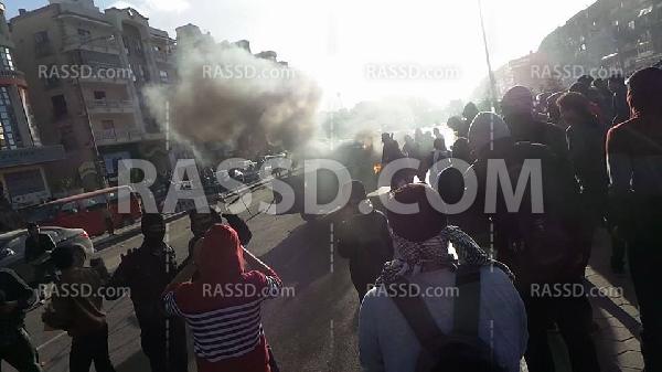 متظاهرون يضرمون النار في سيارة شرطة حاولت التعدي عليهم