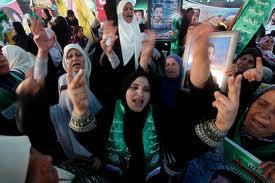 احتفال أهالي غزة بخروج 3 من أبنائهم من الأسر مساء اليوم