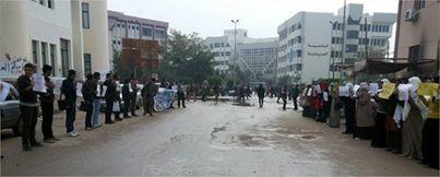 سلسلة بشرية بطب أسنان المنصورة رفضا للإنقلاب