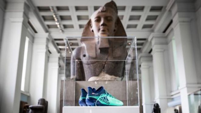 حذاء محمد صلاح في المتحف البريطاني