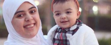 الطفلة عالية برفقة والدتها