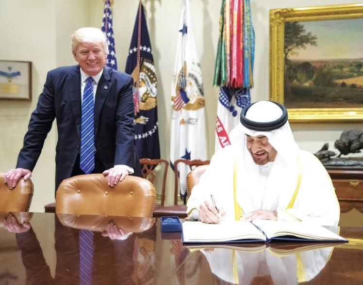 مرتادو مواقع التواصل يهاجمون الإمارات بعد تبرعها لأميركا بعشرة مليارات دولار مرتادو مواقع التواصل يهاجمون الإمارات بعد تبرعها لأميركا بعشرة مليارات دولار